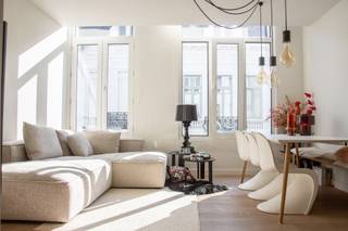 Dit éénslaapkamerappartement van ca. 52 m² is gelegen in de prachtige Clementinastraat, op een uiterst centrale locatie tussen het groene Hof van Leysen en het levendige Zuid. Dankzij de nabijheid van de Ring, Singel en Leien geniet u van een uitstekende bereikbaarheid, zowel met de wagen als met het openbaar vervoer.<br /><br />De leefruimte met open keuken baadt in het licht dankzij de zuidwestelijk gerichte gevel en de hoge raampartijen, wat zorgt voor een aangename lichtinval en een ruimtelijk gevoel. Het appartement werd stijlvol afgewerkt. De open keuken is uitgevoerd in een wit, greeploos design en is uitgerust met een oven, kookplaat, vaatwasser, koelkast en vriezer.<br /><br />De slaapkamer bevindt zich aan de rustige achterzijde van het appartement. De badkamer beschikt over een douche, lavabo, toilet en een aansluiting voor een wasmachine.<br /><br />Gemeenschappelijke lasten: 60 Euro per maand.<br />Alle nutsvoorzieningen (gas, water en elektriciteit) zijn privé op te nemen door de huurder.<br /><br />Onmiddellijk beschikbaar.