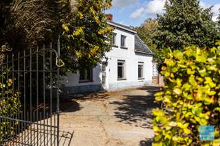 Te koop te Berlare! Landelijke woning op perceel van bijna 26are!Deze grond heeft ook een positief advies van de gemeente voor 2 OB.straatbreedte is...