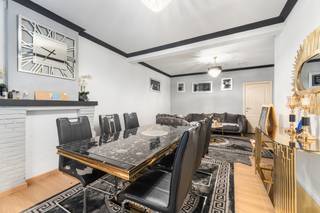 [[ DIT PAND NEEMT DEEL AAN DE ERA OPEN HUIZEN DAG OP 6/12 VAN 11:00 TOT 12:00 ]]
<p>Te koop: karaktervolle gesloten woning in Hamme, gelegen aan de Damstraat op de stadsrand, met vlotte verbinding naar invalswegen.</p>

<p> </p>

<p>Deze woning uit het einde van de 19e eeuw biedt een authentieke uitstraling en een praktische indeling. Gelegen in een residentiële buurt met sociale en rustige omgeving, geniet u hier van een aangename woonplek dicht bij alle voorzieningen. Het EPC-label D geeft ruimte voor optimalisatie, terwijl de bestaande structuur veel mogelijkheden biedt voor wie wil renoveren of personaliseren.</p>

<p> </p>

<p>Belangrijkste ruimtes:<br />• Ruime woonkamer (29 m²) met veel lichtinval.<br />• Keuken (19 m²) met dampkap, gasfornuis, gasoven en ingemaakte kasten.<br />• Badkamer (5 m²) met ligbad, toilet en wastafel in meubel.<br />• Drie slaapkamers (9 m², 12 m² en 20 m²).<br />• Nachthal (10 m²).<br />• Veranda (8 m²) en terras (20 m²) voor buitenbeleving.<br />• Twee bergingen (elk 2 m²) voor extra opslag.</p>

<p> </p>

<p>Troeven:<br />• Authentieke woning met karakter.<br />• Rustige ligging nabij stadsrand en invalswegen.<br />• Praktische indeling met veranda en terras.</p>

<p> </p>

<p>Neem vandaag nog contact op met uw makelaar voor een bezoek.</p>

<p> </p>

<p>JOUW DROOMHUIS. ZO GEVONDEN!</p>