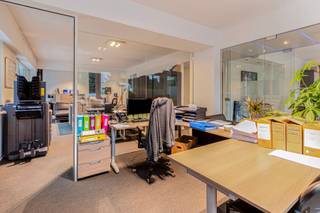 Buurt Oud Strijderslaan - KANTOOR OF VRIJ BEROEP - Op het gelijkvloers van een mooi gebouw met lift, prachtige gerenoveerde en modulaire ruimte...