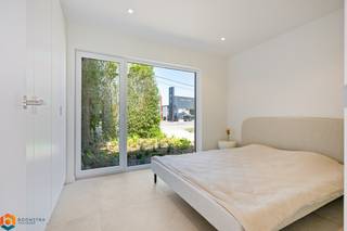 Op een centrale landelijke ligging te Schriek bevindt zich deze prachtig gerenoveerde bungalow als open bebouwing met 1 slaapkamer, aparte garage en zuid-gerichte tuin met terras. U bevindt zich hier vlakbij winkels, eet-en drankgelegenheden en het openbaar vervoer.<br /><br />We betreden de woning via de charmante leefruimte, met plaats voor een gezellige zithoek. Hier geniet men van uiterst veel lichtinval door de grote raampartijen. Aansluitend kan met de slaapkamer vinden, tevens uitgerust met ingemaakte kasten. Via de nachthal bereiken we de badkamer, voorzien van ruime wastafel en inloopdouche. Verder is de hal voorzien van ingemaakte kasten met tevens plaats voor wasmachine en droogkast. Het aparte toilet maakt het geheel compleet. De ruime leefkeuken past mooi in het geheel en is uitgerust met de meest kwalitatieve toestellen, deze is tevens ingericht als een eetplaats voor 4 personen. In de zuid gerichte tuin met terras kan u steeds in alle rust en privacy genieten van het mooie weer. De woning is tevens ook voorzien van een technische berging en een aparte garage. Tot slot is deze woning volledig klaar voor de toekomst, deze is uitgerust met warmtepomp, vloerverwarming/koeling, ventilatiesysteem D , 8 zonnepanelen en volledige bemeubeld.<br /><br />Dit is een unieke opportuniteit als u op zoek bent naar een instapklare gerenoveerde bungalow met 1 slaapkamer, aparte garage en zuid gerichte tuin met terras te Schriek. Contacteer ons op het nummer 0473 38 29 40 voor meer informatie of neem een kijkje op www.boonstravastgoed.be .<br /><br />Bijzonderheden :<br />- Zéér energiezuinig EPC A ( 30kwh/m2)<br />- Aparte garage<br />- Zuidgerichte tuin met terras
