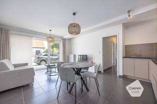 Ontdek dit prachtig <strong>gelijkvloers</strong> appartement, gelegen in de gekende Essex Scottishlaan die meteen uitgeeft en op wandelafstand is van de zeedijk en het strand;<br />Het appartement bevindt zich in de Residentie Lotus, een residentie met <strong>bouwjaar 2013 en heeft een EPC-label: A</strong>;<br /><br />U komt binnen in een lichtrijke leefruimte die beschikt over een <strong>open, volledig geïnstalleerde keuken </strong>(met vaatwasser).<br />Verder zijn er <strong>twee slaapkamers</strong>, waarvan één tweepersoonsslaapkamer en één eenpersoonsslaapkamer, een badkamer met ligbad, een afzonderlijk toilet en een aparte berging met <strong>aansluiting voor wasmachine en droogkast</strong>;<br />Het appartement is uitgerust met gasverwarming via een hoogrendementsketel en een instelbaar ventilatiesysteem;<br /><br />Extra troeven zijn de <strong>gemeenschappelijke fietsenberging</strong> en het <strong>gemeenschappelijk huisvuillokaal</strong>;<br />Het appartement wordt volledig <strong>gemeubeld</strong> verkocht; <br />Ideaal als vaste woonplaats of als comfortabel tweede verblijf aan zee;<br /><br /><u>Troeven: </u>
<ul>
<li>Gelijkvloers wonen, zeer toegankelijk voor personen met beperkte mobiliteit;</li>
<li>Rustige ligging vlakbij de zeedijk en het strand;</li>
<li>Volledig gemeubeld en instapklaar;</li>
<li>Energiezuinig appartement met <strong>EPC-label: A</strong>;</li>
<li>Gemeenschappelijke fietsenberging & huisvuillokaal;</li>
</ul>
<br />Contacteer het kantoor Caenen Westende bij interesse!