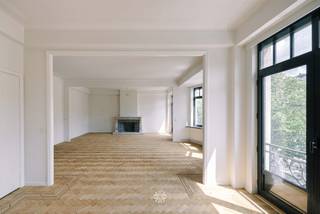 <p><span>GENT - Kouter</span><span>: Ben je op zoek naar een exclusief en authentiek appartement op de gegeerde Kouter in Gent? Dan is dit appartement exact wat je zoekt. </span></p><p><span>De belangrijkste troeven:</span></p><ul><li><span>Topligging aan de gegeerde Kouter, midden in het historisch centrum van Gent</span></li><li><span>Gerenoveerd met behoud van authentieke elementen en karaktervolle uitstraling</span></li><li><span>Ruime en lichtrijke leefruimtes met uniek zicht op de Kouter </span></li><li><span>Praktische indeling met veel wooncomfort</span></li><li><span>Garagebox inbegrepen!</span></li><li><span>Vlotte verbinding naar winkels, horeca, openbaar vervoer en invalswegen</span></li><li><span>Energiezuinig (B) - 161 kWh/(m² jaar)</span></li></ul><p><span>Indeling:</span><span><br />Ruime inkomhal, lichtrijke leefruimte met eetplaats, gastentoilet, bureau / slaapkamer, nieuwe ingerichte keuken, nachthal,  ruime berging incl. aansluiting wasmachine, twee ruime slaapkamers, twee badkamers. <br />Balkon aansluitend op de keuken + balkon aansluitend op de master bedroom. </span></p><p><span>Inclusief kelderberging en privatieve garagebox.</span></p><p><span>Dankzij de renovatie geniet je hier van een perfecte combinatie tussen modern wooncomfort en de authenticiteit van een karaktervol pand.</span></p><p><span>Belangrijke informatie:</span><span><br />Huurprijs: </span><span>2.500 EUR/maand</span><span><br />Provisie gemeenschappelijke kosten + verwarming: </span><span>200 EUR/maand</span><span><br />Beschikbaar vanaf: heden</span></p><p><span>Wonen op de prachtige Kouter ? Vraag dan snel jouw bezoek aan via www.axellenaerts.be!</span></p>