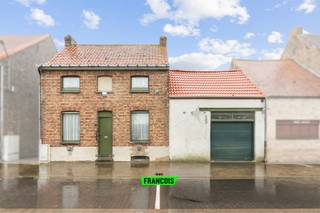 Bent u op zoek naar een woning te koop op een unieke locatie in Snaaskerke? Dan is deze charmante gezinswoning langs de vaart absoluut een bezoek waard. Dankzij de rustige ligging, de zuidgerichte tuin en de praktische indeling vormt dit eigendom een interessante opportuniteit voor wie op zoek is naar een woning met potentieel.<br /><br />De woning beschikt over een inkomhal, een gezellige leefruimte, een keuken en een praktische berging. Verder zijn er 2 slaapkamers aanwezig, waaronder een voutekamer, en geniet u van het comfort van maar liefst 2 badkamers, waarvan een ruime vernieuwde badkamer op de verdieping. Daarnaast beschikt de woning over een kelder en een zolder, wat extra bergruimte biedt.<br /><br />Een absolute troef is de ruime garage, waar niet alleen plaats is voor een wagen, maar ook voor bijkomende opslag. Boven de garage bevindt zich bovendien een extra zolderruimte die tal van mogelijkheden biedt als bergruimte of hobbyruimte.<br /><br />Buiten geniet u van een aangename zuidgerichte tuin met tuinberging en een handig toegangspoortje achteraan, wat zorgt voor extra gebruiksgemak. Op energetisch vlak beschikt de woning over 8 zonnepanelen en een thuisbatterij van 5 kWh, wat bijdraagt aan een efficiënter energieverbruik.<br /><br />Met een bewoonbare oppervlakte van 85 m², een perceeloppervlakte van 175 m² en een bijzondere ligging langs de vaart biedt deze woning een mooie kans voor wie op zoek is naar een eigendom met karakter in het landelijke Snaaskerke.<br /><br />Interesse in deze woning te koop in Snaaskerke? Neem vandaag nog contact op met Immo Francois en ontdek zelf de troeven van deze eigendom.<br /><br />Woning verkopen in Gistel? Vraag je gratis schatting aan bij Immo Francois, jouw lokale makelaar.<br /><br />