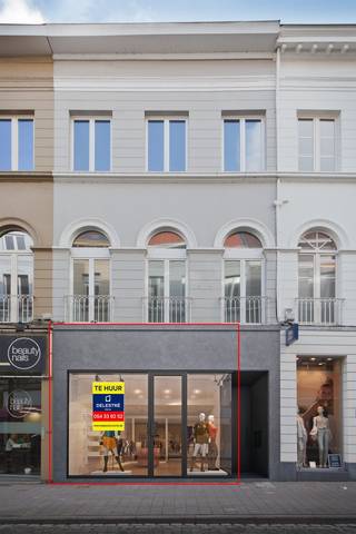 Op een absolute <strong>A-locatie in het centrum van Gent</strong>, aan de <strong>Brabantdam (nr. 22 – Qurtinz)</strong>, bieden wij deze ruime en polyvalente <strong>commerciële handelsruimte</strong> te huur aan. Het pand beschikt over een <strong>gelijkvloerse oppervlakte van ca. 102 m²</strong>, aangevuld met een <strong>mezzanine van ca. 39 m²</strong>, ideaal als extra verkoopruimte, bureau of stock. Dankzij de grote visibiliteit en passage is dit pand bijzonder geschikt voor <strong>retail, showroom of dienstverlenende activiteiten</strong>.<br /><strong>Troeven: </strong><span>Topligging in het commerciële hart van Gent.</span><span>Totale oppervlakte: <strong>± 141 m². </strong></span><span>Mezzanine met multifunctioneel gebruik. </span><span>Veel passage en uitstekende zichtbaarheid.</span> <strong>Huurprijs:</strong> € <strong>5.416 / maand. Onroerende voorheffing ten laste van de huurder. Technisch: </strong>Warmtepomp (verwarming en koeling). Sanitair met lavabo. Aparte tellers. Houten vloer. LED Verlichting. Instapklaar. <br /><strong>Benieuwd naar dit bedrijfsvastgoed te huur regio Gent? Contacteer info@immodelestre.be of 054 33 62 52. </strong><br /> 