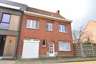 Op zoek naar een ruime en goed gelegen gezinswoning in Heule? Deze woning geniet van een vlotte bereikbaarheid met snelle verbinding naar de R8...