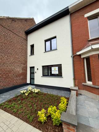 Energiezuinige totaalrenovatie (2026) met 3 slaapkamers, zongerichte tuin met uitweg en 2 staanplaatsen te Wevelgem.<br />Deze instapklare woning combineert hedendaags wooncomfort met een doordachte indeling en een uitstekende energieprestatie. Met een bewoonbare opp. van 149 m², vloerverwarming en 8 zonnepanelen woont u hier niet alleen comfortabel, maar ook bijzonder energiezuinig.<br />Bij het binnenkomen wordt u verwelkomd in de inkomhal met gastentoilet en praktische berging/wasplaats. Verder opent de woning zich naar een lichtrijke leefruimte met mooi zicht op de tuin en rechtstreekse toegang tot het terras. De volledige geïnstalleerde keuken met SMEG-toestellen, eiland en royale opbergruimte vormt zonder twijfel het hart van de woning en sluit perfect aan bij het dagelijkse gezinsleven.<br />Op de eerste verdieping bevinden zich de nachthal, 2 volwaardige slaapkamers en een stijlvolle badkamer met toilet, inloopdouche en dubbele wastafel. De tweede verdieping, bereikbaar via een vaste trap, is ingericht als master-bedroom. <br />Ook buiten heeft deze woning heel wat te bieden. De zongerichte tuin beschikt over een uitweg achteraan en 2 staanplaatsen, wat zorgt voor een extra gebruiksgemak en parkeermogelijkheden. Verder zijn een regenput van 3.000 liter, videofoon en leidingen voor een warmtepomp voorzien. <br />Met een EPC van 95 kWh/m² (A-label), asbestveilig attest en een gunstige ligging nabij centrum, winkels, school en invalswegen, vormt deze woning een bijzonder interessante opportuniteit binnen haar prijsklasse.