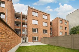 <p><span>Hedendaags wonen op toplocatie te Antwerpen? Ontdek dit net gerenoveerde appartement met 2 slaapkamers, leuk tuintje en een schitterende lichtinval.</span><br /><br /><span>Het gebouw ligt aan het Zuidpark, vlakbij de Schelde met alle centrumfaciliteiten voorhanden. Een toplocatie op 't Zuid met in de directe omgeving gezellige restaurants, trendy bars en verschillende supermarkten. Vlak aan belangrijke invalswegen en de Ring. Openbaar vervoer en deelvervoer op wandelafstand.</span><br /><br /><span>•          Tuin</span><br /><span>•          Lage EPC score (Label C: 260 kWh/ m²)</span><br /><span>•          Beschikbaar vanaf 05/11/2026</span><br /><br /><span>Gelegen op de </span><span>gelijkvloerse</span><span> verdieping van een kleinschalig gebouw dat volledig werd gerenoveerd in 2023. De inkomhal met apart toilet leidt naar de lichte leefruimte met een ingerichte halfopen keuken. Aansluitend is er toegang naar de groene tuin, waar het zalig vertoeven is. Aan de rustige achterzijde liggen de 2 slaapkamers die een badkamer delen. De badkamer omvat een douche, wastafel, handdoekdroger en aansluiting voor wasmachine. </span><br /><br /><span>De slaapkamers werden reeds voorzien van kasten. Het volledige appartement is voorzien van lichtarmaturen. </span><br /><span>Ondergronds biedt een kelder extra bergruimte.</span><br /><span>De nutsvoorzieningen op individuele meters op naam van huurder. Maandelijkse kosten € 75/ maand (Onderhoud en elektriciteit gemene delen, onderhoud ketel, diversen).</span><br /><span>Mogelijkheid tot huren op vennootschap. </span><br /> </p><p><span>Interesse? Vul de bezoekaanvraag in op onze website: https://www.sinjoor.be. De dossierverantwoordelijke neemt daarna zo snel mogelijk contact met u op!</span></p>