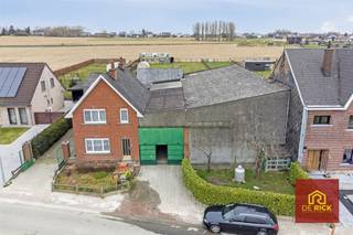Deze charmante woning, op unieke locatie, met 650m2 aan hangaars in Mere biedt u de kans op een ruim en veelzijdig pand. Deze woning schept de opportuniteit om uw woning te koppelen met professioneel gebruik.De bewoonbare oppervlakte van 128m² is gunstig verdeeld, wat elke kamer lichtrijk en uitnodigend maakt. Bij binnenkomst wordt u verwelkomd door een klassieke hal, dat onmiddellijk een warme sfeer creëert. De woonkamer, met zijn grote ramen, profiteert van veel natuurlijk licht en biedt volop mogelijkheden voor persoonlijke inrichting. De aparte keuken voegt een vleugje nostalgie toe. Op de verdieping beschikt de woning over 3 slaapkamers en een badkamer.Deze solide woning staat op een royaal perceel van 2107m² en creëert hierdoor heel wat buitenruimte voor ontspanning of spel. Doordat de woning nabij agrarisch gebied ligt, geniet u overal van zicht op de omliggende velden en akkers.Deze woning combineert het beste van rustiek wonen op een unieke locatie met de nabijheid van lokale faciliteiten en biedt u de mogelijkheid om een thuis te maken op een plek die landelijke charme uitstraalt. Mis de kans niet om deze unieke woning met menig opslagplaats zelf te ontdekken en te transformeren naar uw eigen smaak.
