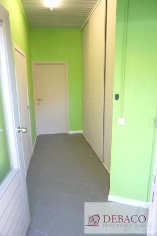 Uitstekend gelegen commerciële eigendom met nieuwe woonst, bestaat uit etalageruimte met winkel, berging en magazijn. Achteraan is een volledig...