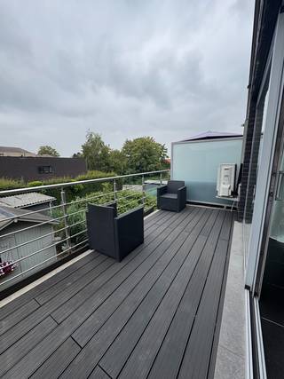 <p><strong>TE HUUR - Centrum Roosdaal (Pamel) </strong>- Modern appartement met een <strong>ruime living</strong> met open, ingerichte keuken met kookfornuis, oven, dampkap, gootsteen, keukenkasten en frigo. <strong>2 slaapkamers </strong>en een badkamer met douche, lavabo en badkamermeubel. Apart toilet. Volledig opgefrist.<br />Een <strong>zonneterras</strong> aanpalend aan de living en een kleiner terras aan de kant van de slaapkamers. <strong>1 staanplaats voor de wagen</strong> inbegrepen.<br /><strong>Huurprijs 850euro/maand + 50euro/maand kosten</strong> (onderhoud gemeenschappelijke delen).<br /><strong>Beschikbaar per 01/09/2026.</strong><br />Interesse? Mail naar info@dehenauvastgoed.be of bel naar 0473 36 48 23</p>