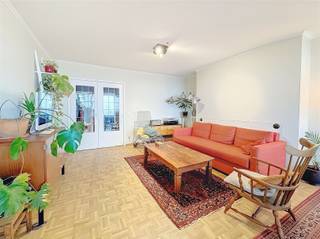 <p><span>BEZOEK? Bel 09/225.00.78. Dit lichtrijk appartement</span><span> </span><span>bevindt zich vlakbij het Bijlokehof en is op wandelafstand van diverse scholen, winkels en het station Gent-Sint-Pieters. U komt de woonst binnen via de inkomhal met apart toilet, deze verleent u toegang tot de lichtrijke leefruimte van 33m² met achtergelegen terras (9,6m²). De keuken sluit hier mooi op aan en is uitgerust met een kookplaat, dampkap, ingebouwde ijskast met vriezer, wasmachine, vaatwasser en oven. Aanpalend aan de keuken is er een</span><span> </span><span>bijkomende berging (1,5m²). Het appartement telt</span><span> </span><span>2 ruime slaapkamers van 11,8m². De kamers geven uit op een tweede terras van eveneens 9,6m². De badkamer is voorzien van een douche en wastafel. Kortom, een echte topper!</span></p>