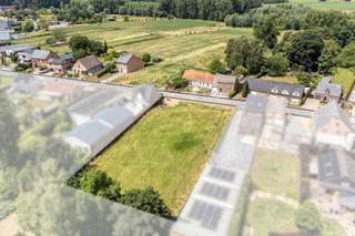 Dit perceel van 827 m² is ideaal gelegen in een groene en rustige omgeving te Roosdaal. U geniet er van een aangename woonomgeving met een vlotte verbinding naar belangrijke uitvalswegen, openbaar vervoer en alle nodige nutsvoorzieningen.<br /><br />Bouwmogelijkheden volgens de voorschriften:<br /><br />Maximale bouwdiepte gelijkvloers: 15 meter<br />Maximale bouwdiepte verdieping: 12 meter<br />Maximale bouwbreedte: 8,15 meter<br />Zijdelingse bouwvrije stroken: 3 meter<br /><br />Een uitstekende kans om uw woonproject te realiseren in een goed bereikbare omgeving.