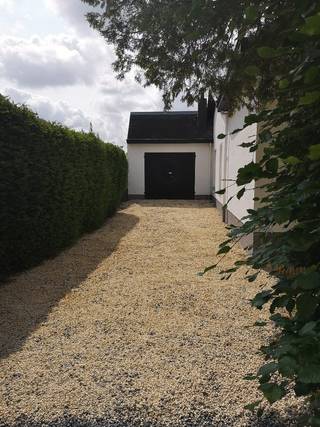 Op de grens St Andries en Zedelgem vinden we dit mooi gelegen pareltje in een doodlopende straat naast het mooie bos van beisbroek.<br />Het perceel is 1430m groot en omvat 2 loten bouwgrond met een woning erop.<br />U zit in een stilte gebied naast een natuurreservaat en u hebt ook zicht achteraan op bossen en velden.<br />De woning is grotendeels gerenoveerd binnenin nieuwe electriciteit gas voorziening en isolatie deels nieuwe ramen gasketel enz.<br />Echter mits nog wat klein eigen inbreng als nieuwe dakbedekking en een paar nieuwe ramen in de living bent u geheel in een vernieuwde woning die u kunt vernieuwen naar eigen smaak in etappes volgens dat het u past.<br />Hiervoor krijgt u een uniek gelegen woning met het grootste oppervlakte van de gehele straat.<br />Kom gerust eens kijken voor een toelichting.<br />