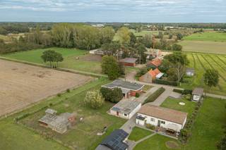 Wellicht de meest unieke locatie van Zoersel. Op het einde van een doodlopende straat, met panoramisch zicht over de landerijen tot in Westmalle, met zeer beperkt aantal woningen bevindt zich deze te renoveren woonst. Het perceel met perceelsbreedte van bijna 32m meet in totaal 1920m² en geniet een zonnige oriëntatie. De locatie van de woning is een unieke opportuniteit door middel van de rustige landelijke omgeving en het zicht op permanent landschappelijk waardevol agrarisch gebied. De woonst zelf kan worden uitgebreid/gerenoveerd worden en/of komt in aanmerking voor een sloop & wederopbouwproject aan 6% BTW!<br /><br /><span><span>INDELING: Inkomhal - Bureaugedeelte/Slaapkamer 1 - Leefruimte met veel lichtinval - Aanpalend keuken en bergruimte alsook veranda met extra berging - Verder is er een nachthal - Toegang tot 3 slaapkamers - Badkamer </span> - <span>Tuin: Dubbele garage alsook meerdere opbergmogelijkheden </span></span><br /><br /><span>BIJZONDERHEDEN: Unieke locatie - EPC 1022 kWh/m² UC 3963849 - P&G score: A - Cv mazout - Renoplicht van toepassing - Woning kopen of verkopen in Zoersel? Bel ons voor een gratis schatting of advies 03 361 51 51 of via info@yvesvanpelt.be - Stedenbouwkundige informatie in aanvraag.</span>