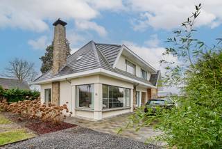 <p><strong>Prachtig vernieuwde villa op een rustige ligging in Genk<br /></strong>Deze instapklare en grondig vernieuwde woning op een perceel van 11a 68ca is gelegen Wennel 15 in Genk en combineert hedendaags comfort met een doordachte indeling. Dankzij de rustige ligging en de mooie inplanting op het perceel geniet je vanuit de leefruimtes van een aangenaam zicht op de tuin. De woning werd de voorbije jaren volledig gestript en heropgebouwd. Zo zijn onder andere volgende zaken aangepast: ramen en deuren, pleisterwerk, verwarming, een vernieuwd en geïsoleerd dak, zonnepanelen, technieken, …. <br /><br />Achter de verzorgde gevel bevindt zich een verrassend ruime woning met een bewoonbare oppervlakte van 304<span>m² (bron EPC).</span> De wooneenheid heeft een praktische indeling, ideaal voor gezinnen of voor wie wonen en werken wil combineren.<br /><br /><strong>Gelijkvloers:</strong><br />Via de ruime inkomhal betreden we de woning. Op het gelijkvloers werd overal gekozen voor een stijlvolle witte gietvloer, die doorloopt in de trap en zorgt voor een strak en modern geheel. De lichtrijke leefruimte sluit aan op de prachtige leefkeuken. Deze keuken is een echte eyecatcher en beschikt over een groot eiland, een volledige kastenwand en kwalitatieve toestellen van degelijke merken. Aansluitend bevindt zich de ruime eetplaats met een mooi zicht op de zonovergoten tuin. Verder is er nog een bureelruimte (kan ook dienen als extra slaapkamer), een apart toilet en een bijkeuken met wasplaats en technische installatie.</p>
<p>De woning beschikt grotendeels over vloerverwarming in de leefruimte en in de keuken. Daarnaast is de woning uitgerust met airconditioning in de eetruimte voor extra comfort.<br /><br /><strong>Verdieping:</strong><br />Op de verdieping bevindt zich de ruime masterbedroom met een ensuite badkamer, uitgerust met een prachtig vrijstaand bad. Verder zijn er twee grote kamers waarvan 1 nog beperkt verder dient afgewerkt te worden. Ook is er nog een aparte, ruime badkamer.<br /><br />De woning beschikt bovendien over een ruime kelder die ideaal is als opslagruimte, hobbykamer of werkplaats.</p>
<p>Het EPC van de woning is gunstig met label B. De elektriciteit is conform de strenge wetgeving. De verwarming is op aardgas (deels vloerverwarming). Het asbestattest is voorhanden (2 asbestmaterialen en kan bekeken worden onder downloads).<br /><br /><strong>Troeven:<br /></strong>- Volledig vernieuwde ramen<br />- Vernieuwd, geïsoleerd dak<br />- Alle technieken vernieuwd<br />- Verwarming op aardgas + airconditioning aanwezig<br />- Aangelegde tuin met rustige ligging + ruime parkeergelegenheid<br /><br />Ben je op zoek naar een instapklare, moderne woning met veel ruimte en de mogelijkheid om wonen en werken te combineren? Neem dan vandaag nog contact op voor een bezoek.<br /><br />Wij ontzorgen je ook voor de <strong>verkoop </strong>van je <strong>huidige woning</strong>! Voor meer uitleg helpen we je graag verder.</p>