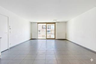 Recent appartement te koop op een fantastische locatie in Brugge. Het appartement is gelegen nabij het station en dicht bij alle uitvalswegen (Expresweg, E40, E403 ...). Met op een boogscheut het centrum van Brugge zijn alle voorzieningen zoals winkels, horeca, en openbaar vervoer vlakbij! Een veelzijdig appartement dat aansluit bij de behoeften van diverse huishoudens, ongeacht samenstelling of leeftijd.De indeling van het appartement is al volgt: 6°V.: - inkomhal (5m²) - apart toilet- ruime woonkamer (41m²) - open keuken voorzien van een vaatwasmachine, dubbele spoelbak, keramische kookplaat, dampkap, oven en koelkast - ruim, gunstig georiënteerd terras (14m²) - bergruimte met aansluiting voor wasmachine en droogkast (3m²) - 2 slaapkamers (13m² en 8m²) - ruim terras - badkamer voorzien van bad met douchemogelijkheid en lavabo (5,5m²)Op heden is het appartement verhuurd.