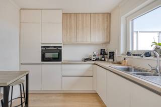 In het hart van Roeselare bevindt zich dit ruime penthouse-appartement met een grote bewoonbare oppervlakte en twee zeer grote terrassen. Gelegen op de zesde verdieping geniet u hier van privacy, licht en open zicht, gecombineerd met alle comfort van wonen in het stadscentrum. Dankzij de centrale ligging in de winkelstraat is dit appartement ideaal voor wie ruimte en bereikbaarheid wil combineren.<br /><br /><strong>Ligging: </strong>Het appartement is gelegen in de Ooststraat 10 te Roeselare, de belangrijkste winkelstraat van de stad. Alle voorzieningen zoals winkels, horeca, openbaar vervoer, scholen en diensten bevinden zich op wandelafstand. Ook het station is vlot bereikbaar. Deze topligging maakt het appartement bijzonder interessant voor zowel eigen bewoning als investering.<br /><br /><strong>Indeling van het appartement:</strong>
<ul>
	<li>Via de inkomhal betreedt u het appartement, voorzien van een gastentoilet. De ruime en lichtrijke woonkamer sluit aan op één van de grote terrassen en vormt samen met de keuken een aangename leefruimte. Verder beschikt het appartement over twee volwaardige slaapkamers, waarvan één met rechtstreekse toegang tot het tweede ruime terras. De badkamer is uitgerust met een lavabomeubel, bad en toilet. Daarnaast is er een afzonderlijke wasplaats die extra praktisch comfort biedt.</li>
	<li>Buitenruimte: Het appartement beschikt over twee ruime terrassen, waarvan één aansluitend aan de woonkamer en één aan een slaapkamer. Deze terrassen zorgen voor een uitzonderlijke buitenbeleving en creëren een open en luchtig gevoel, wat zelden te vinden is in het centrum van de stad.</li>
</ul>
<strong>Technische eigenschappen:</strong>

<ul>
	<li>Vernieuwingen circa 10 jaar geleden: nieuw keuken, ramen en vloer. </li>
	<li>Centrale verwarming op aardgas. </li>
	<li>Vernieuwde aluminium ramen met HR+-beglazing. </li>
	<li>Conforme elektriciteit. </li>
	<li>EPC-label C – 269 kWh/m²/jaar. </li>
</ul>
<strong>Troeven:</strong>

<ul>
	<li>Instapklaar appartement met twee slaapkamers. </li>
	<li>Absolute centrale ligging in de winkelstraat van Roeselare.</li>
	<li>Penthouse met privacy en open zicht.</li>
	<li>Grote bewoonbare oppervlakte.</li>
	<li>Twee zeer ruime terrassen met veel buitenruimte.</li>
</ul>
<strong>Interesse? </strong>Neem contact op met ons kantoor voor meer informatie of plan een vrijblijvend bezoek via 051/201.400 | info@dicasa.be.