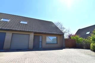 Welkom in deze charmante woning, rustig gelegen in een doodlopende straat te Harelbeke.Hier woont u in alle sereniteit en privacy, terwijl u toch...