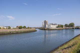 <ul>
<li>Deze woning is gelegen langs het kanaal Oostende-Gent</li>
<li>Nabij de Spuikom, het station, Het Maria-Hendrikapark en het openbaar vervoer (tram en bus).</li>
<li>Een eengezinswoning met 3 slaapkamers.</li>
<li>Indeling: Inkomhal, leefruimte, eetruimte, keuken met berging, badkamer, grote kelder, zonnige koer/tuintje, en 3 volwaardige slaapkamers </li>
<li>Via een achtergelegen steegje (fiets en/of wandelpad) is er tevens toegang naar de woning</li>
<li>Kenmerken: Zonnepanelen aanwezig, regenwaterput aanwezig en een open zicht over het kanaal</li>
</ul>