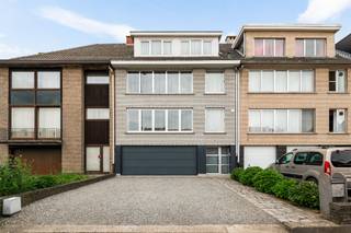 <p><span>Het betreft hier een instapklare gesloten bebouwing van het type bel-etage met momenteel vier volwaardige slaapkamers en drie badkamers.</span></p><p><span>De woning biedt heel wat mogelijkheden. Uitbreiding naar zes tot zeven slaapkamers? Dat kan. Zorgwonen? Ook te organiseren. Terug omvormen naar twee appartementen? Zou moeten kunnen.</span></p><p><span>Ready to use, doch een aantal vernieuwingen zijn hier wel degelijk aan de orde, zoals o.a. een deel van het sanitair en de keuken op de tweede verdieping.</span></p><p><span>Op de eerste verdieping vinden we momenteel een hal (met ingemaakte kast), een badkamer (met douche, lavabomeubel en toilet), een volledig ingerichte keuken, een ruime leefruimte (40,15m²), met voldoende plaats voor een eetkamer en een gezellige zithoek, en een prachtig (vergund) terras (23,20m²).</span></p><p><span>Op de tweede verdieping (vroegere appartement met één slaapkamer) vinden we een hal, een vestiaire, een apart toilet, een badkamer (met ligbad en lavabo), één slaapkamer, een leefruimte en een keuken. Deze twee laatste ruimtes kan men eventueel omvormen naar een ruime master met bijhorende dressing.</span></p><p><span>Op de derde verdieping vinden we dan nog drie slaapkamers, elk 10,75m² groot, en een badkamer (met ligbad, dubbel lavabomeubel en toilet).</span></p><p><span>Met de dubbele garage en de oprit vinden we hier ook voldoende parkeergelegenheid op eigen terrein.</span></p><p><span>Ook aan bergruimte trouwens geen enkel gebrek met de bergplaatsen op het gelijkvloers en de zolder (bereikbaar via vlisotrap).</span></p><p><span>De woning beschikt tenslotte ook nog over een op het westen georiënteerde tuin met een ruim terras, deels overdekt, een zwembad en een tuinhuis.</span></p><p><span>Is uw interesse gewekt? Wel, dan hoor ik graag van U.</span></p>