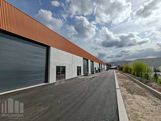 <strong>Nieuwbouw KMO-unit </strong>met een oppervlakte van 307 m² en<strong> 2 privatieve parkeerplaatsen</strong> te koop op bedrijventerrein 'De Schatting', op amper 300 m van de Torhoutsesteenweg met een vlotte verbinding naar de E403 op- en afrit Ruddervoorde (4,5 km).<br /><br />De <strong>casco opslagruimte</strong> (brandklasse C) met een vrije hoogte van +/- 6,5 m is opgebouwd uit een staalconstructie in combinatie met een betonplint en geïsoleerde sandwichpanelen. De loods is toegankelijk via een automatische sectionale poort (4,50 m B x 4,20 m H) met aparte toegangsdeur en glaspartij, lichtstraat en polybetonvloer. Bovendien laat de dakstructuur het toe om zonnepanelen te plaatsen (15 KG/m²). Aanwezigheid van een regenwater- en septische put. <br /><br />Het bedrijfsgebouw maakt deel uit van de gloednieuwe ontwikkeling "Zilleghem Park" bestaande uit <strong>24 KMO-units met oppervlaktes van 159 m² tot 335 m²</strong>, samenvoegbaar tot 1.546 m². <br />Het magazijn aan de kop van het project is voorzien van <strong>164 m² lichtrijke kantoorruimte</strong> op de eerste verdieping. Alle loodsen zijn geschikt voor productie, stockage, ... Per opslagruimte zijn er minstens twee privatieve parkeerplaatsen voorzien. <strong>Onmiddellijk beschikbaar.</strong><br /><br />Contacteer <strong>PANORAMA B2B</strong> voor bijkomende (technische) inlichtingen, plannen of een vrijblijvend plaatsbezoek <strong>0479 70 70 73</strong>.