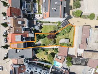 Op een rustige en aangename ligging in Duinbergen bevindt zich deze idyllische, instapklare gezinswoning met drie volwaardige slaapkamers, twee badkamers en een ruime, zonnige tuin. Achteraan is het perceel voorzien van private parkeergelegenheid voor twee wagens.<br /><br />Bij het betreden van de woning komt u terecht in de gezellige leefruimte, die naadloos overgaat in de open keuken met aansluitende eetplaats. Dankzij het grote schuifraam geniet u van een mooie lichtinval en een directe verbinding met de tuin, waardoor binnen en buiten harmonieus in elkaar overvloeien. Aansluitend aan de keuken bevindt zich een praktische berging met aansluiting voor een wasmachine en droogkast.<br /><br />Op de eerste verdieping bevinden zich twee ruime slaapkamers en een comfortabele badkamer.<br /><br />De tweede en tevens bovenste verdieping is volledig ingericht als masterverdieping, met een royale slaapkamer, een ensuite badkamer en een apart toilet, wat zorgt voor extra privacy en comfort.<br /><br /><br />Een charmante woning op een toplocatie in Duinbergen, met een grote tuin, drie volwaardige slaapkamers en private parkeergelegenheid voor twee wagens.<br />Stedenbouwkundig uittreksel en maatregelenregister in aanvraag.<br /><br />Aarzel niet om ons te contacteren voor meer info: tel.: 050 62 44 14 of via knokke@immax.be