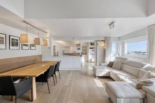 Appartement duplex magnifiquement rénové et entièrement équipé (114 m²) au dernier étage de la résidence Vista Del Mar à vendre. Équipé d'une...