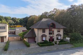 Deze lichtrijke villa is uitstekend gelegen op de verbindingsas tussen Deinze en Gent, met winkels, scholen en openbaar vervoer in de nabije omgeving. De eigendom biedt een unieke combinatie van ruim wonen en werken op één locatie, dankzij de ruime woning en de aangrenzende magazijnruimtes.<br /><br />De woning omvat op het gelijkvloers een inkomhal met apart toilet, een ruime leefruimte, een ingerichte keuken met aansluitende veranda en zicht op de tuin, een bijkeuken, berging/wasplaats en een bureauruimte. Daarnaast beschikt de woning over een zwembad met saunagedeelte.<br />Op de eerste verdieping bevinden zich 4 ruime slaapkamers, een zeer ruime badkamer met ligbad, douche, toilet en dubbele lavabo, evenals een extra berging. De volledig ingerichte zolderverdieping kan gebruikt worden als extra slaapkamer, hobbyruimte of polyvalente ruimte.<br />Verder beschikt de woning over een kelder, garage en voldoende parkeermogelijkheden voor de woning.<br /><br />Aansluitend zijn er ruime magazijnfaciliteiten met een totale oppervlakte van ca. 820 m², verdeeld over ruimtes van ca. 645 m² en 175 m². De magazijnen beschikken over een vrije hoogte van ca. 3 meter, een poort aan de voorzijde en twee poorten aan de achterzijde, waardoor een vlotte toegang en praktische logistieke werking mogelijk zijn. EPC: D<br /><br />Heeft u interesse in meer informatie of wilt u een afspraak inplannen? Aarzel dan niet om contact op te nemen met Henry Van Tornhout - KMO Vastgoed op het nummer +32 474 13 37 93 of stuur een e-mail naar henry@kmovastgoed.be.