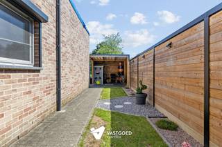 <p><span>Mooi afgewerkt 2 slaapkamer appartement met privatieve tuin en autostaanplaats.</span></p><p><span> </span></p><p><span>Belangrijkste troeven: </span></p><p><span>- Centrale ligging</span></p><p><span>- Kwalitatief afgewerkt</span></p><p><span>- Uitstekend onderhouden</span></p><p><span>- Gelijkvloers</span></p><p><span>- Privatieve tuin met terras</span></p><p><span>- Grote gemeenschappelijke tuin achteraan</span></p><p><span>- Lage gemeenschappelijke kost</span></p><p><span> </span></p><p><span>Bekijk zeker ook de grondplannen met de afmetingen. Zo krijgt u van thuis uit al een perfect beeld van wat dit appartement te bieden heeft!</span></p><p><span> </span></p><p><span>Wenst u meer info of een vrijblijvende bezichtiging, contacteer dan ons kantoor op het nummer 011 85 15 15 en wij helpen u graag verder. </span></p>