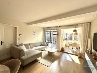 Wonen met het gevoel van een huis, midden in het hart van Nieuwpoort? <br />Dit gelijkvloers appartement combineert het beste van twee werelden: de gezelligheid en ruimte van een woning met het comfort van een appartement. <br /><br />Gelegen pal naast de kerk, geniet je hier van een unieke, centrale ligging op wandelafstand van winkels, horeca en de zee. Binnen word je verwelkomd door een stijlvolle inrichting die meteen een warm huisgevoel creëert. <br />De slimme indeling en de mooie uitbouw zorgen voor extra leefruimte en lichtinval, waardoor het appartement verrassend ruim aanvoelt.<br />Het appartement beschikt bovendien over twee volwaardige slaapkamers en een verzorgde badkamer met douche, ideaal voor permanent wonen als een tweede verblijf. <br /><br />Buiten vind je een gezellige patio én een aangenaam terras - perfect om te ontspannen of gasten te ontvangen. <br /><br />Als kers op de taart beschikt deze eigendom over een inpandige garage, een absolute troef op een toplocatie. <br /><br />Interesse? Dit is jouw kans om uniek te wonen in Nieuwpoort! <br />
