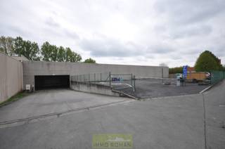 In Avelgem, deelgemeente Kerkhove bevindt deze magazijnruimte van 700 m² zich. De loods heeft een breedte van 24 meter en diepte van 29 meter. Voorzien van een sectionale poort met een hoogte van 4 meter en er is verlichting aanwezig. <br />Er is voldoende manoeuvreer ruimte voorzien aan de toegang en een parking aanwezig die afsluit met slagboom.<br />Maandelijkse provisie van 100 euro voor verbruik elektriciteit en water.<br />Vrij vanaf 01/04/2025.<br />Bent u opzoek naar minder/meer ruimte? De loods is beschikbaar vanaf 350 m² en kan uitgebreid worden per circa 175 m², in totaal is er 2100 m² beschikbaar.<br />Interesse? Contacteer Immo Roman: 0485 53 17 16