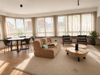Dit gemeubeld appartement geniet van een uiterst centrale ligging in de kern van het historisch centrum en als het ware in de tuin van ‘Antwerpens Mooiste’.<br /><br />Pal in het authentieke en pittoreske hart van Antwerpen. Tal van gezellige bars, lekkere restaurants, shoppingcentra en trendy winkels alsook tal van andere ‘hotspots’ vindt u in de onmiddellijke omgeving en zijn vlot te voet bereikbaar. De voornaamste metrolijnen liggen eveneens op wandelafstand.<br /><br />Doorheen het appartement ligt een mooie massieve parketvloer.<br /><br />De leefruimte is open en licht met aansluitend de open keuken met kookeiland. Deze is spiksplinternieuw en volledig geïnstalleerd met moderne toestellen en voorzien van dubbele spoelbak, vaatwasser, koelkast met vriesvak, combi-oven en inductiekookplaat met ingebouwde afzuiging.<br /><br />Ruime masterbedroom met dressingwand. Luxueuze en suite badkamer met ruime inloopdouche en dubbel lavabomeubel, dit alles in een klassevolle marmerlook.<br /><br />De tweede slaapkamer heeft eveneens een kastenwand waarin een lavabomeubel netjes is weg gewerkt met aansluitend een inloopdouche. Deze ruimte kan ook gebruikt worden als apart bureau.<br />Aparte berging met was- droogautomaat.<br /><br />Gemeenschappelijke lasten: 100 Euro.<br />De nutsvoorzieningen (gas, water en elektriciteit) zijn privatief op te nemen. <br /><br />Onmiddellijk beschikbaar.