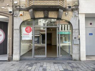 Cette propriété commerciale de 101 m² à louer est située dans l'Ooststraat à Roeselare, dans la meilleure partie de la rue commerçante. Magasin de 70 m² avec espace de rangement à l'arrière et kitchenette de 30 m². Les étages supérieurs étaient utilisés pour le stockage. Près de magasins tels que Standaard Boekhandel, Pearl, WE Fashion, Rituals,...Ce bâtiment peut être soumis à l'obligation de rénovation imposée par le gouvernement flamand pour les bâtiments non résidentiels. Pour plus d'informations, consultez le site web de l'Agence flamande de l'énergie et du climat à l'adresse https://www.energiesparen.be/nr/renovatieverplichting.Vous recherchez un bien immobilier commercial composé de locaux commerciaux à louer dans le centre de Roeselare ? N'hésitez pas à nous contacter au 051 21 22 23.