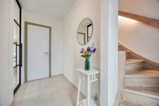 Deze mooie, instapklare nieuwbouwwoning (halfopen bebouwing) bevindt zich in Zuurbemde, een rustige deelgemeente van Glabbeek. De woning biedt heldere, open en naar wens verder af te werken leefruimtes op het gelijkvloers en 4 kamers op de verdiepingen. Achteraan de woning is er een fijn zonneterras en een deels omheinde tuin met grasperk, die ook naar wens verder aangelegd kan worden.

Omvattende:
Gelijkvloers: inkomhal, zit- en eetkamer, open keuken, polyvalente ruimte, berging en technische ruimte, toiletruimte 
Eerste verdieping: nachthal, 3 slaapkamers, badkamer, wasruimte/berging, toiletruimte 
Tweede verdieping: kamer, badkamer, technische ruimte
Oprit, terras en tuin: oprit, tuin met terras 

Ligging: de woning bevindt zich dicht bij het centrum van Glabbeek-Zuurbemde, een deelgemeente van Glabbeek. Bushaltes zijn dichtbij (1 km), de aansluiting met de ring rond Tienen bevindt zich op 7 km en de aansluiting met de E314 is op een 10-tal km rijden.  

Bekijkt u dit pand via één van onze aanverwante websites, dan verwijzen wij u graag door naar onze eigen website. https://www.itimmo.be/zuurbemde-44a-3380-glabbeek
