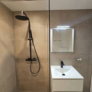 Gunstig gelegen studio gelegen te Prins Boudewijnlaan. Dit appartement is gelegen op een vierde verdieping vlakbij winkels, kwalitatieve scholen en openbaar vervoer. Vlotte verbinding Brussel - Antwerpen.<br /><br /><br />De indeling: Inkomhal, badkamer met douche, badkamermeubel en toilet, woonkamer op laminaat ruim voorzien van ingemaakte kasten. Keuken met lavabo, dampkap, ijskast met vriesgedeelte, oven en aansluiting voor wasmachine en droogkast.<br /><br />Garage optioneel mee aan te kopen aan €25.000.<br /><br />De maandelijkse algemene kosten bedragen +-225euro. (verwarming, elektr. gemene delen, water, syndicus, ...)<br /><br />EPC: 151 KwH/m²/jaar.