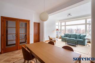 <strong>Ruim, charmant en instapklaar 2 slaapkamer appartement met groot zonneterras in een kleinschalig gebouw op goede locatie te Pulhof Berchem.</strong><br /><strong>Op wandelafstand van het Brilschanspark, winkels, bakkers, supermarkten, scholen, openbaar vervoer, trendy restaurants en belangrijke in-en uitvalswegen. </strong><br /><br /><span><strong>INDELING</strong></span><br />Via lift betreedt u het appartement en komt u in de ruime centrale INKOMHAL. Het appartement geniet overal van hoge plafonds (3m) en al het origineel binnenschrijnwerk in hout is ook bewaard gebleven en gerenoveerd.<br /><br />De ruime LEEFRUIMTE ca. 37m² geniet dankzij de grote raampartij van veel natuurlijk lichtinval. En suite bevindt zich de KEUKEN ca. 11m² en is voorzien van wastafel, gasvuur, dampkap, afwasmachine en vrijstaande koelkast met diepvriesvak. De authentieke kastenwand is hier ook nog aanwezig.<br />Aansluitend is het voorste terras van ca. 3,5m².<br /><br />De hal voorziet ook een aparte BERGRUIMTE met plaats en voorziening voor wasmachine en droogkast en een apart gastentoilet met handwasser.<br /><br />De eerste SLAAPKAMER ca. 15m² en de tweede SLAAPKAMER ca. 17m² zijn beide voorzien van een glazen deur die toegang geeft naar het ruime overdekte Zuid-West gerichte TERRAS ca. 11m², waar u geniet van een mooi open en groen zicht.<br /><br />De BADKAMER ca. 5m² is voorzien van het tweede WC, dubbele wastafel en ruime inloopdouche.<br /><br />Verder is er een derde POLYVALENTE ruimte ca. 3,5m² die dienst doet als bergruimte, dressing of bureau.<br /><br /><span><strong>BIJZONDERHEDEN</strong></span><br />* Zeer charmant en instapklaar appartement met 2 terrassen op centrale locatie. Mobiscore 9,4<br />* Hoge plafonds, zeer goede indeling in een ruime bewoonbare opp. <br />* Kelderberging en een gemeenschappelijke fietsenstalling zijn inbegrepen.<br />* Zeer goed verzorgd en goed onderhouden kleinschalig gebouw.<br />* Meubels zijn optioneel aan te kopen.