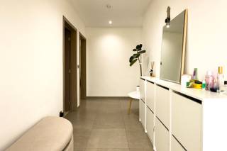 Deze ruime woning is voorzien van 4 slaapkamers, 2 badkamers, 2 keukens, een inpandige garage, een mooie tuin en veel parkeergelegenheid.De woning is...