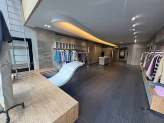 <p><span>Commercieel huurpand met hoge visibiliteit in de Quartier Boutique!</span></p><p><span>Gelegen op een van de meest sfeervolle en commercieel sterke winkellocaties van Hasselt: vooraan in de Kapelstraat, vlakbij de Basiliek. </span></p><p><span>Het pand trekt meteen de aandacht dankzij de gevelbreedte en vooral een hoge vitrine, wat zorgt voor een maximale visibiliteit. De vide vooraan versterkt het ruimtelijk gevoel!</span></p><p><span>De belangrijkste troeven op een rij:</span></p><ul><li><span> </span><span>Topvisibiliteit:</span><span> gelegen in een drukke wandelzone met uitstekende passage.</span></li><li><span> H</span><span>oge vitrine:</span><span> geven de winkel een exclusief karakter en zorgen voor een perfecte inkijk.</span></li><li><span> </span><span>Instapklaar:</span><span> netjes afgewerkt.</span></li><li><span>Zij-uitgang:</span><span> via de Peterseliesteeg (verbinding tussen Kapelstraat en Havermarkt), interessant voor leveringen.</span></li></ul><p><span>De ideale plek voor wie op zoek is naar een stijlvol, instapklaar winkelpand op een toplocatie!</span></p><p><span>Onroerende voorheffing ten laste van de huurder!</span></p><p><span>Meer info of een bezoek ter plaatse?</span></p><p><span>Wij plannen graag een bezoek met u in neem gerust dagelijks contact op via 0485 34 56 71 of marleen@mca-vastgoed.be. Wij zijn dagelijks bereikbaar, reageren snel en werken met een flexibele agenda.</span><span> </span></p>