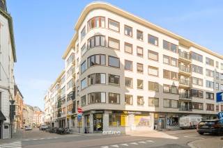 Op een uitzonderlijke ligging in de Henegouwenstraat bevindt zich dit karaktervolle en bijzonder lichtrijke appartement van 120m², waar charme, comfort en een bruisende stadsomgeving naadloos samenkomen. Dankzij de grote raampartijen geniet u hier van een prachtig panoramisch zicht op één van de mooiste en meest hippe straten van Gent, wat zorgt voor een unieke woonbeleving in het hart van de stad. Schitterende ligging in de historische stadskern tussen het Sint-Baafsplein en het François Laurentplein.<br />Het appartement verwelkomt u met een ruime en elegante leefruimte die baadt in natuurlijk licht en een aangename openheid creëert. Aansluitend bevindt zich de open keuken, uitgerust met alle nodige toestellen, ideaal voor wie graag kookt en tegelijk wil genieten van het gezelschap in de leefruimte. De doordachte indeling en het overvloedige daglicht versterken het gevoel van ruimte en comfort.<br />Verder beschikt het appartement over twee volwaardige slaapkamers, perfect als hoofdslaapkamer, logeerkamer of thuiskantoor. De praktische wasruimte biedt extra gebruiksgemak, terwijl de verzorgde badkamer met ligbad uitnodigt tot ontspanning na een drukke dag in de stad.<br />Als extra troeven beschikt dit appartement over een ruime kelderberging, ideaal voor bijkomende opslag.<br />Een autostaanplaats (+ 30 000,00) is een zeldzame meerwaarde op deze gegeerde locatie in Gent (verplicht bij te kopen).<br />Kortom, een uitstekende opportuniteit voor wie op zoek is naar comfortabel en stijlvol wonen op een toplocatie, met alle troeven van de stad binnen handbereik.<br />Een absolute topper in zijn prijsklasse.<br /><br /><br />