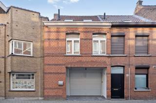 <p>Deze woning combineert comfortabel wonen met een praktische indeling en een aangename buitenruimte.</p>
<p><strong>Indeling:</strong><br />Op het gelijkvloers bevindt zich een ruime garage met plaats voor wagen en bijkomende stockage.</p>
<p>Op de eerste verdieping is er een lichtrijke leefruimte met aansluitend een open functioneel ingerichte keuken. De keuken is voorzien van een keramische kookplaat, oven, ijskast en voldoende bergruimte. Vanuit deze verdieping heeft u toegang tot een leuk en ruim terras.</p>
<p>Het duplexverdiep omvat een volwaardige slaapkamer en een badkamer uitgerust met ligbad, toilet en een dubbele wastafel. Dankzij de twee dakramen geniet de badkamer van aangenaam natuurlijk licht.</p>
<p><strong>Bijzonderheden:</strong><br />Ruim en zonnig terras.<br />Het pand is momenteel verhuurd.<br />EPC label E (renovatieverplichting).<br />Grote private garage op het gelijkvloers.</p>
<p><strong>Ligging:</strong><br />Gelegen in Lier, op een vlot bereikbare locatie met goede verbindingen naar invalswegen. In de nabije omgeving vindt u winkels, openbaar vervoer, scholen en horeca. Het centrum van Lier bevindt zich op korte afstand, wat deze ligging aantrekkelijk maakt.</p>
<p><strong>Renovatieplicht:</strong><br />Deze woning valt onder de renovatieverplichting. Sinds 2023 moet een nieuwe eigenaar, opstalhouder of erfpachter binnen 6 jaar een woning met een slecht EPC-label energetisch renoveren tot minimaal label D.</p>