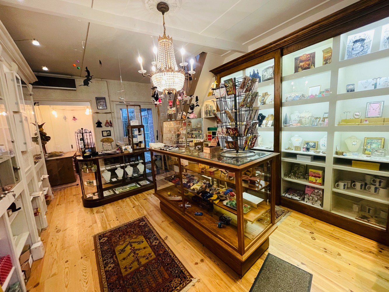 Historisch Hartje Brugge , vlakbij Het Walplein, Het Begijnhof, de Katelijnestraat , CHARMANT PITTORESK HANDELSPAND van  44 m² op gelijkvloers met stadspatio, 1é Verd 30 m² + mezzanine van 10m² - photo 1