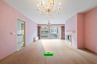 Op zoek naar een comfortabel en goed gelegen appartement in Oostende? Dan is dit instapklare pand in de Hospitaalstraat precies wat je zoekt!...