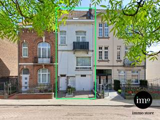 <p>IMMO STORE presenteert een goed onderhouden bel-etagewoning met grote tuin, rustig en centraal gelegen nabij alle voorzieningen en met vlotte bereikbaarheid<strong>.</strong> Op het gelijkvloers bevindt zich een inpandige garage met praktische bergruimtes en wasvoorziening, met directe toegang tot de tuin. De karaktervolle mid-century trapstructuur creëert een aangenaam split-level gevoel en versterkt het ruimtelijk karakter van de woning. De open en lichtrijke leefruimte met eetgedeelte sluit aan op een aparte keuken, met toegang tot het zonnige terras en de tuin. Verder beschikt de woning over drie volwaardige slaapkamers, waarvan één met eigen badkamer, aangevuld met een ruime douchekamer op de zolderverdieping. Grijp deze unieke IMMO STORE-kans met beide handen! Plan vandaag nog je bezoek! Bel ons op 02/203.03.03 of stuur een mail naar info@immo-store.be!</p>