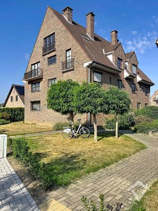 Contacteer ons om dit ruim en instapklaar appartement van 98 m² te ontdekken. Ideaal gelegen tussen het centrum van Harelbeke en Kortrijk. Dankzij de vlotte verbinding met belangrijke invalswegen geniet u hier van een perfecte combinatie van bereikbaarheid en wooncomfort.<br /><br />Indeling:<br />Lift - inkomhal - living - keuken - terras - berging - wasplaats - toilet - badkamer - 2 slaapkamers - grote kelderberging - garage met elektrische poort.<br /><br />De omgeving is recent heraangelegd, wat meer rust en groen met zich meebrengt.<br /><br />Troeven:<br />- Privatieve garage met elektrische poort<br />- Instapklaar en uitstekend onderhouden<br />- Ruime bewoonbare oppervlakte van 98 m²<br />- Topligging te Harelbeke, vlotte bereikbaarheid via belangrijke verbindingswegen<br />- Ruime garage en berging<br /><br />Een unieke kans voor wie zorgeloos wil wonen op een centrale locatie want dit appartement combineert ruimte, comfort én een strategische ligging. Benieuwd naar meer? Contacteer ons vandaag nog!