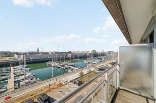 Vernieuwd appartement met 2 kamers en een zonnig terras, mooi gelegen aan de jachthaven van Zeebrugge. Vanuit het appartement kunt u genieten van een heerlijk uitzicht over het water en de aangemeerde zeilboten. Bovendien is de oriëntatie volledig zuidgericht waardoor u naast het mooi uitzicht ook kunt genieten van de zon. Een enorme troef van deze locatie.<br /><br />Het appartement werd grotendeels vernieuwd met o.a. een nieuw schuifraam, een nieuwe badkamer, een nieuwe open keuken, etc. …<br />De elektriciteit is volledig conform en het energielabel is goed (C).<br /><br />Indeling: grote leefruimte met een volledig ingerichte open keuken en een groot schuifraam met toegang naar het terras. Op de hall een apart toilet en een aparte berging. Verder nog een grote slaapkamer, een kleinere kamer (ideaal voor een stapelbed, of als dressing) en een mooie badkamer met inloopdouche. Klein terrasje aan de achterzijde.<br /><br />Meer informatie of een vrijblijvend bezoek?<br />Contacteer Sacha Vanrafelghem op GSM 0487/43.79.10.