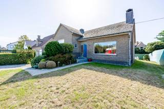 <p>Open bebouwing in een groene omgeving met vlotte verbindingen in Waregem.<br /><br />Via de ruime inkomhal bereiken we de living met aansluitend de keuken, beiden hebben zicht op de tuin.<br />Deze praktische woning is ook voorzien van inpandige garage en wasruimte.</p>
<p>Deze ruime woning biedt ruimte voor 3 slaapkamers en een badkamer op het verdiep, een vierde kamer is zeker mogelijk in de zolderverdieping.<br /><br />Met een terras en tuin pal zuid gericht is deze woning mooi voorzien van buitenruimtes. Op vandaag is de tuin opgesplitst in tuin en moestuin. Uiteraard kan dit tussenscherm weg om de tuin te verruimen.<br /><br />Belangrijkste ruimtes:<br />• Woonkamer met aangename leefruimte en natuurlijke lichtinval.<br />• Keuken met functionele indeling .<br />• 3 slaapkamers en mogelijkheid tot 4de.</p>
<p>Troeven:<br />• Open bebouwing met veel privacy.<br />• Groene omgeving met rustige woonbeleving.<br />• Vlotte bereikbaarheid via nabijgelegen invalswegen.</p>
<p> </p>
<p>Neem vandaag nog contact op met je ERA-makelaar voor een bezoek.</p>
<p> </p>
<p>JOUW DROOMHUIS. ZO GEVONDEN!</p>