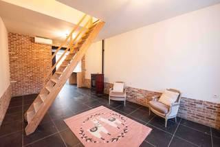 Deze modern gerenoveerde woning combineert hedendaags comfort met een warme, gezellige sfeer.De gezellige woonkamer is voorzien van een...