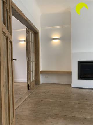 <p><span>In één van de meest gegeerde straten van Mortsel, vinden we deze prachtige woning met tuin en 4 slaapkamers! Een pareltje met al het nodige om de hoek en een uitstekende bereikbaarheid.</span></p><p><span> </span></p><p><span>INDELING:</span></p><p><span>Bij het betreden van de woning komen we in de ruime inkomhal op mooie authentieke vloer. Rechts is er de gezellige woon- en eetkamer op plancher vloer, met aansluitend een extra zitruimte voorzien van ingemaakte kasten. Een dubbele deur geeft uit op de mooi aangelegde tuin, waar het zalig zitten is en waar een nieuw terras werd geplaatst. Achteraan vinden we nog een praktisch tuinhuis. Aan de eetkamer grenst een gerieflijke keuken, voorzien van kookfornuis (gas), dampkap en een compacte vaatwasser. In de bijkeuken is plaats voorzien voor de wasmachine en droogkast + staat er een apart toilet.</span></p><p><span> </span></p><p><span>Nemen we de trap naar de eerste verdieping dan zijn er 2 zeer ruime slaapkamers en een walk-in dressing te vinden, samen met een badkamer met ligbad, lavabo, douchecel en wc. Op de bovenste verdieping zijn er nog 2 volwaardige slaapkamers te vinden.</span></p><p><span> </span></p><p><span>De woning is volledig onderkelderd en er werd een overdekte fietsenstalling voorzien in de voortuin.</span></p><p><span> </span></p><p><span>NUTTIGE INFORMATIE:</span></p><ul><li><span>Geen gemeenschappelijke kosten.</span></li><li><span>Huurwaarborg 3 maanden</span></li><li><span>Plaatsbeschrijving €350 per partij</span></li><li><span>Beschikbaar vanaf 1/11/2026.</span></li><li><span>EPC: 374 kWh/m</span><span><sup>2</sup></span></li></ul><p><span> </span></p><p><span>Boek nu zelf ONLINE uw afspraak in. Surf naar het betreffende eigendom op onze website <span>www.habicom.be</span></span><span> en klik op de roze knop 'PLAN EEN BEZOEK'. <br />Kies het moment dat u het beste uitkomt, vul de gevraagde contactgegevens in en klik nadien op verzenden om te bevestigen.</span></p><p><span> </span></p><p><span>Benieuwd naar de waarde van jouw woning? Check het gratis op <span>www.watismijnhuiswaard.be</span></span></p><p><span> </span></p>