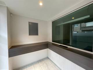 Mooi gelegen handelspand/kantoor in het centrum van Stasegem.  Volledig nieuw en modern instapklaar kantoor met parking. ...